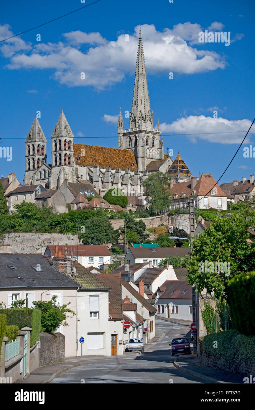 Frankreich, Autun, romanische Kathedrale Saint-Lazare d'Autun Autun (Kathedrale) dominieren die Dächer der Stadt gegen den blauen Himmel und weißen Wolken Stockfoto