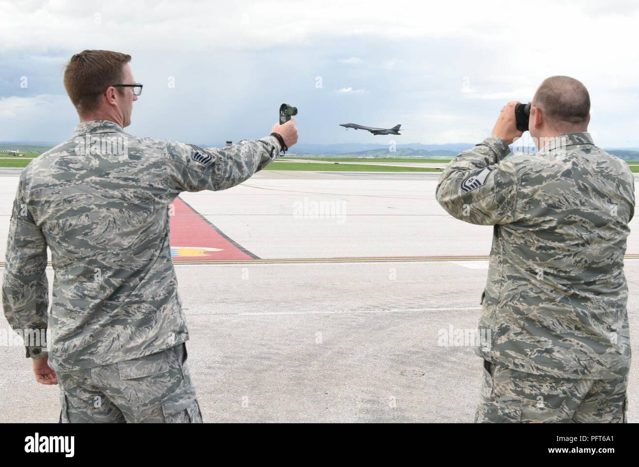 Tech. Sgt. Brandon Williams, der 28 Operations Support Squadron noncommissioned von der Flugplatz Wetter und Master Sgt. William Preis 28 OSS Wetter Flug Chief, verwenden Sie ein Gerät, dass Maßnahmen Windgeschwindigkeit und Fernglas für die Annäherung an das Wetter in Ellsworth Air Force Base, S.D., 29. Mai 2018 zu sehen. Das Wetter Flug hilft Führer auf Basis bestimmen die besten Zeiten zu fliegen sind Komplikationen, die schädlich sein könnte, Mitglieder für das Bodenpersonal zu vermeiden. Stockfoto