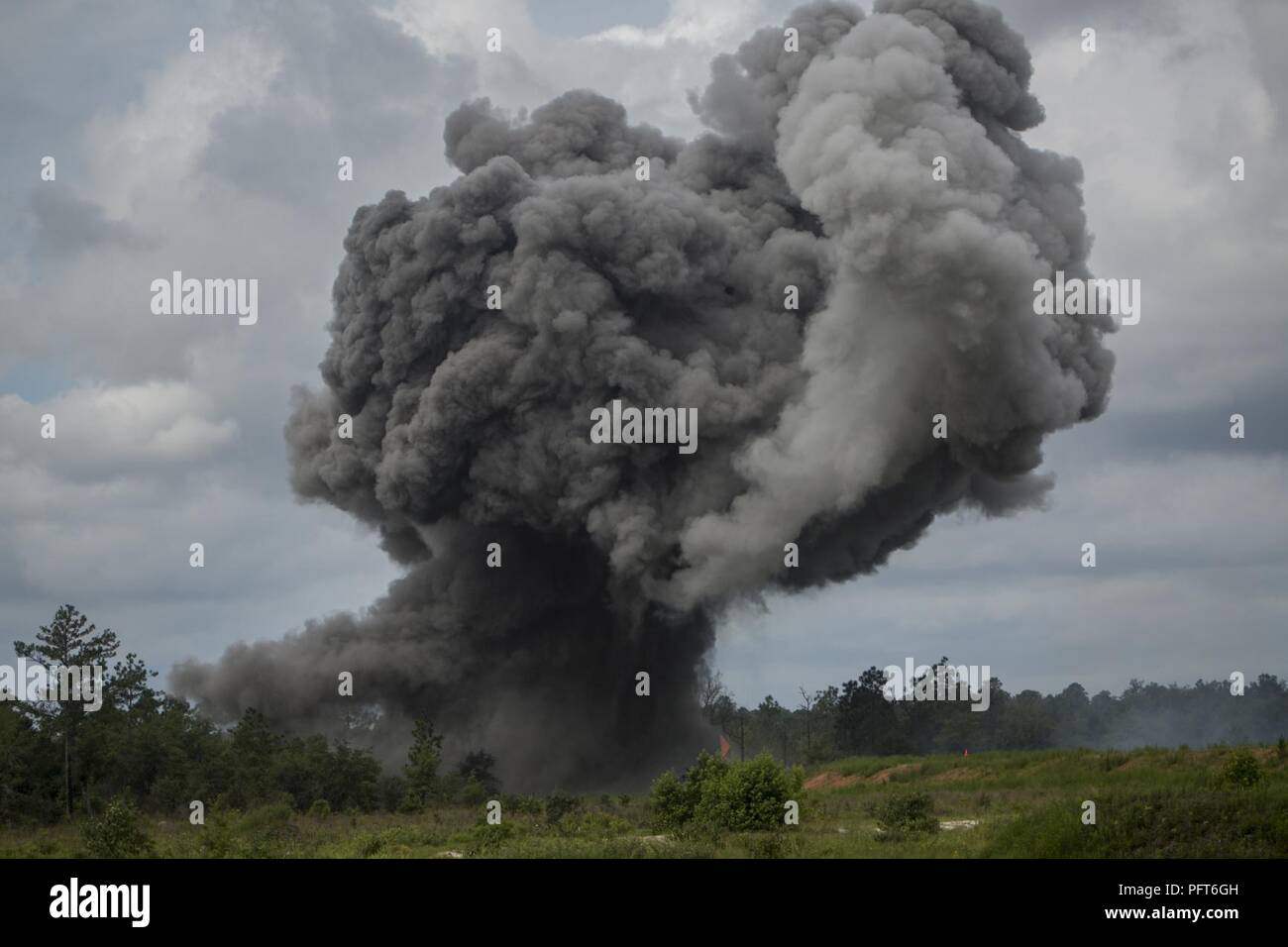 Eine Mine clearing Line (MICLIC) explodiert die US-Marines mit Mobilität und Counter-Mobility Platoon, 2 Assault Amphibian Battalion, 2nd Marine Division training Ziele bei der Bereitstellung für die Ausbildung (DFT) Übung in Fort Stewart, Ga, 29. Mai 2018. Bei Erwerbstätigkeit, die MICLIC klar und zerstören Improvised Explosive Devices, was die Truppe Mobilität auf dem Schlachtfeld. Die DFT hilft, Kenntnisse in der Landung der Oberfläche Angriff Element bei amphibischen Operationen auf inländische Ziele mit Conduction mechanisierten Abläufe und der damit verbundenen Bekämpfung Unterstützung im laufenden Betrieb aufrecht erhalten Stockfoto