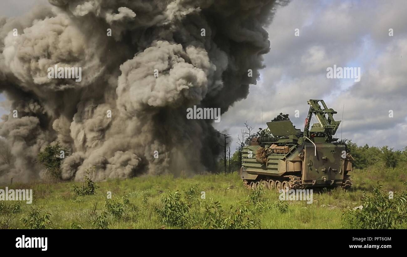 Eine Mine clearing Line (MICLIC) explodiert die US-Marines mit Mobilität und Counter-Mobility Platoon, 2 Assault Amphibian Battalion, 2nd Marine Division training Ziele bei der Bereitstellung für die Ausbildung (DFT) Übung in Fort Stewart, Ga, 29. Mai 2018. Bei Erwerbstätigkeit, die MICLIC klar und zerstören Improvised Explosive Devices, was die Truppe Mobilität auf dem Schlachtfeld. Die DFT hilft, Kenntnisse in der Landung der Oberfläche Angriff Element bei amphibischen Operationen auf inländische Ziele mit Conduction mechanisierten Abläufe und der damit verbundenen Bekämpfung Unterstützung im laufenden Betrieb aufrecht erhalten Stockfoto
