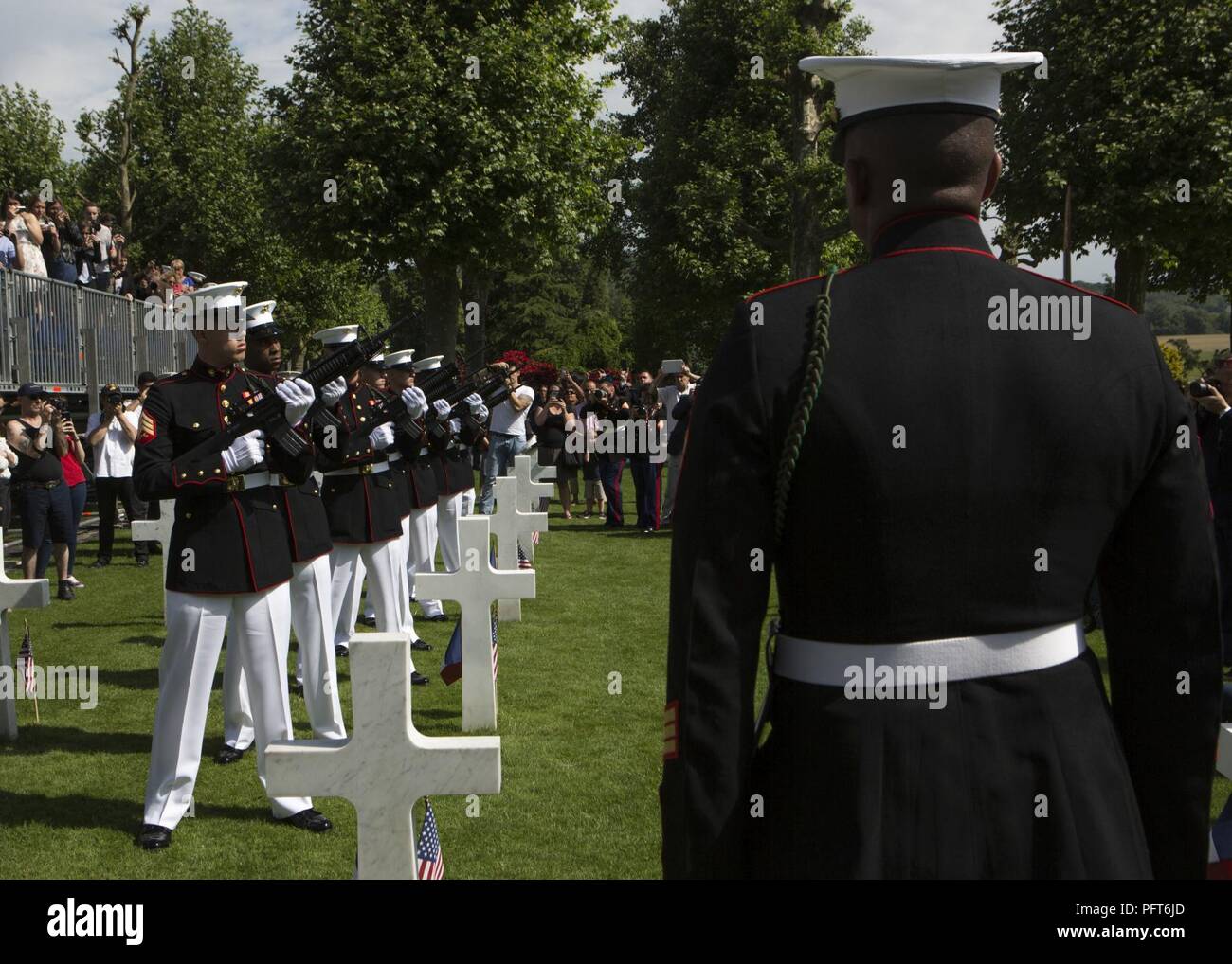 Us-Marines mit 6 Marine Regiment (6 Marines), 2d-Marine Division (2d MARDIV), Feuer thier Gewehre da abgesehen von der 3-volley Salute während der gedenkfeier der Schlacht von Belleau Wood im Belleau, Frankreich am 27. Mai 2018. 6 Marines ist die Durchführung von bi- Training mit der 6. Light Armored Brigade, die in der Verzweigung des 100. Jahrestags der Schlacht von Belleau Wood zu ehren. Stockfoto