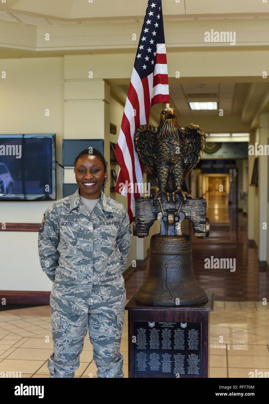 Master Sgt. Terrell Mickens, Sheppard NCO Academy Director von Ressourcen und ersten Sergeant, posiert für ein Bild in der ncoa Eingang an Sheppard Air Force Base, Texas, 22. Mai 2018. Mickens war der Sekretär der Air Force Leadership Award in der älteren Noncommissioned Officer Kategorie für die Universität, 8. Mai 2018 ausgezeichnet. Stockfoto