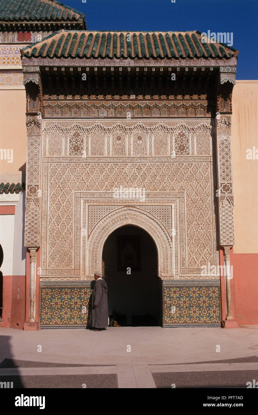 Marokko, Zaouia Sidi Bel Abbes, Mann vorbei Eingang zu islamischen Gebäude Stockfoto