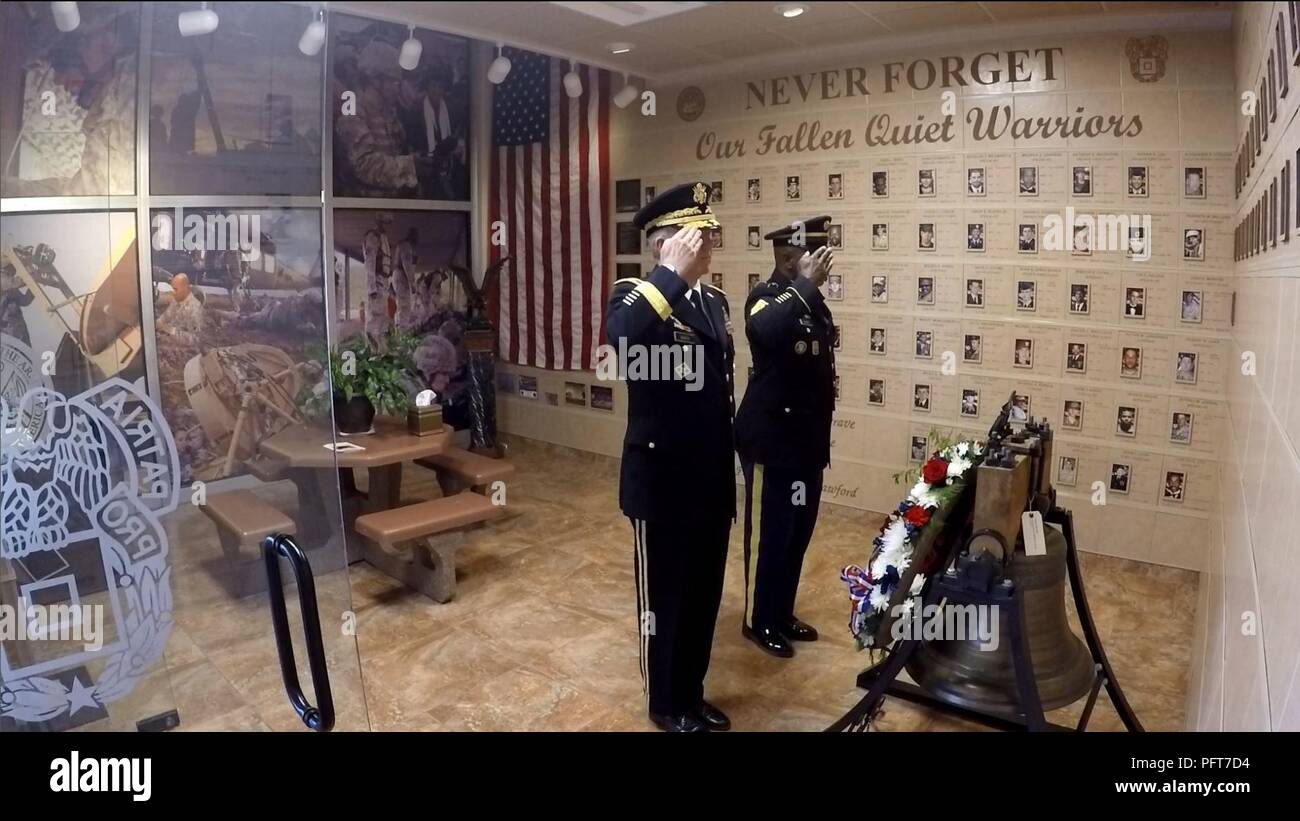 Generalmajor John Baker, NETCOM kommandierenden General (links) und Befehl Sgt. Maj. Darris Curry, NETCOM command Sergeant Major, Salute das Signal Cove der Erinnerung Kranz nach dem Inverkehrbringen einer Liberty Bell Replik während einer Zeremonie zu Ehren der Gefallenen Signal Soldaten und Zivilisten, 23. Mai, in Greely Hall, Fort Huachuca, Ariz. Stockfoto