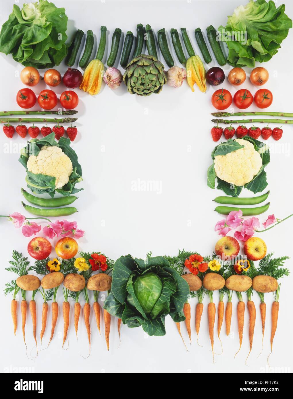 Gemüse, Obst und Blumen in einem rechteckigen Form angeordnet sind Stockfoto