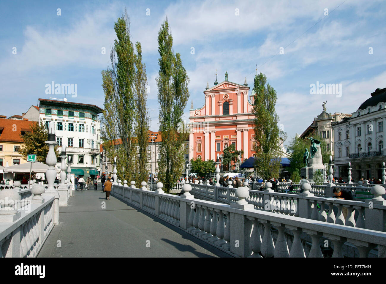Slowenien, Ljubljana, Triple Bridge (Tromostovje) mit Blick Richtung Prešerenplatz und Franziskaner Kirche der Mariä Verkündigung Stockfoto