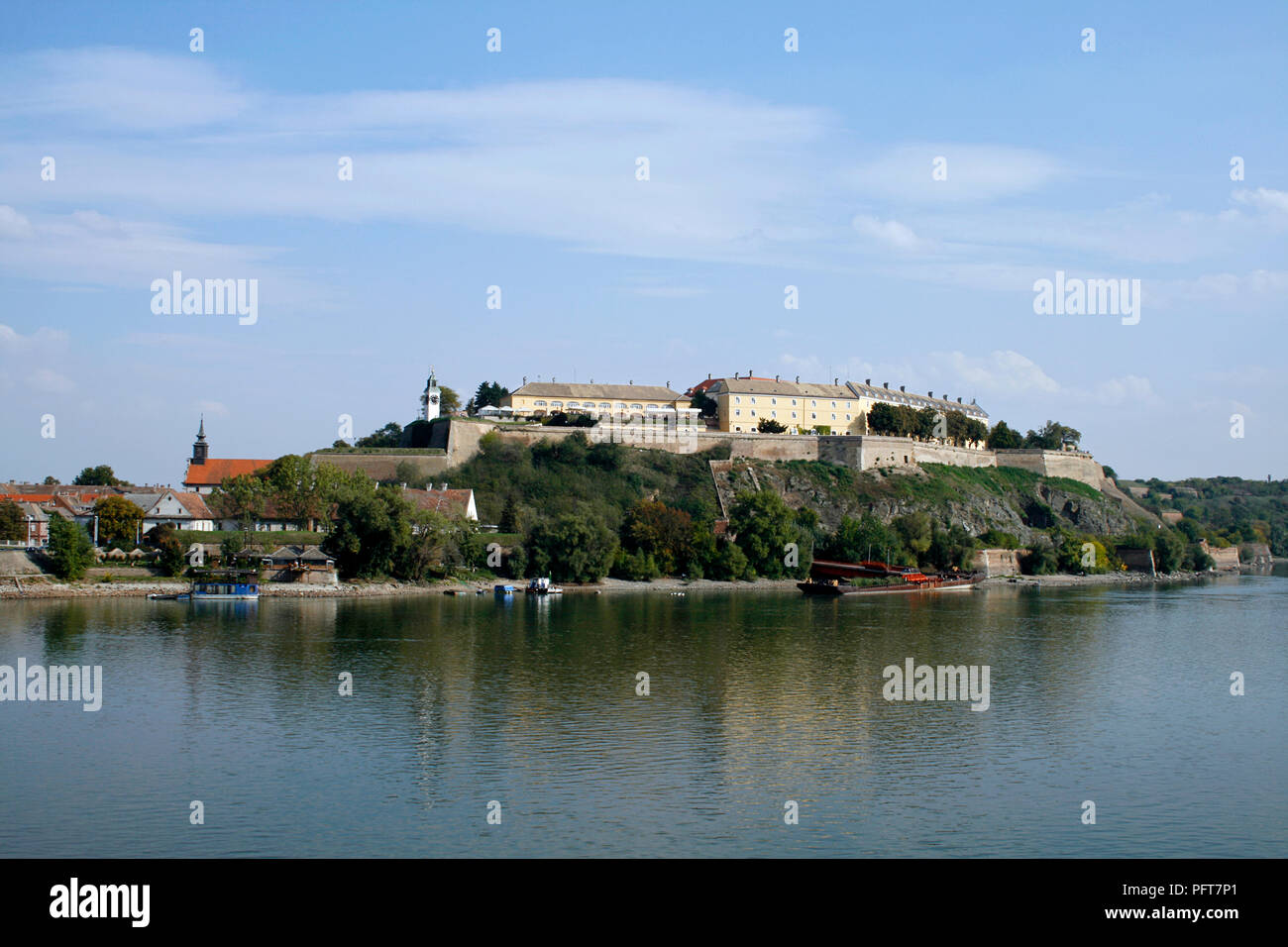 Serbien, in Novi Sad, die Festung Petrovaradin auf einem Hügel über der Donau. Stockfoto