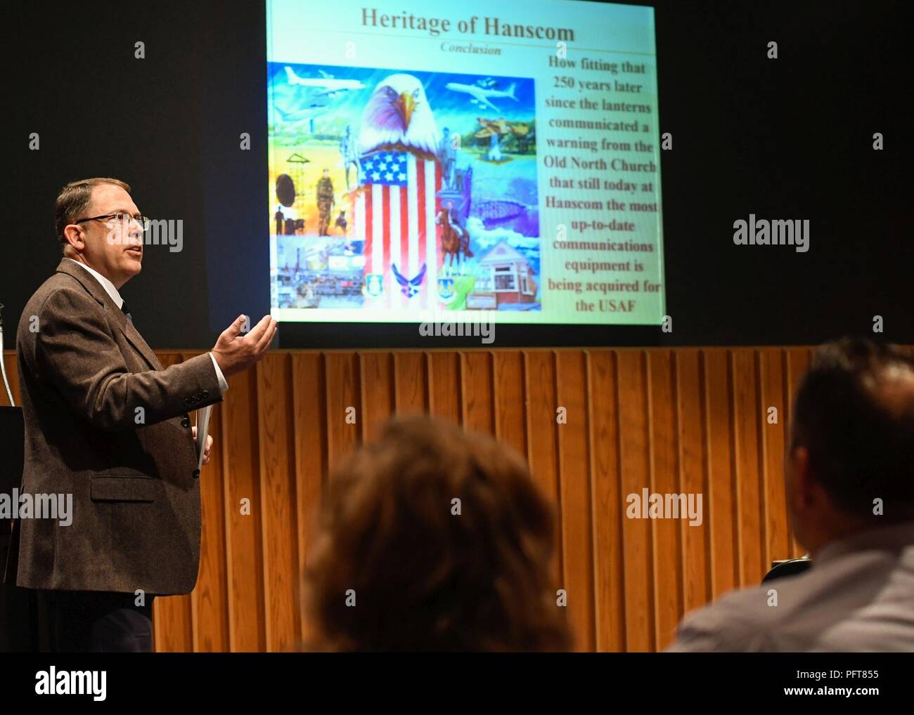 Randy Bergeron, der Historiker, spricht zu den Mitgliedern der Belegschaft während ein Erbe von hanscom Präsentation auf Basis 24. Mai. Bergeron sprach über wie Hanscom AFB an der Entwicklung von Radar und andere militärische Technologie beigetragen. Stockfoto