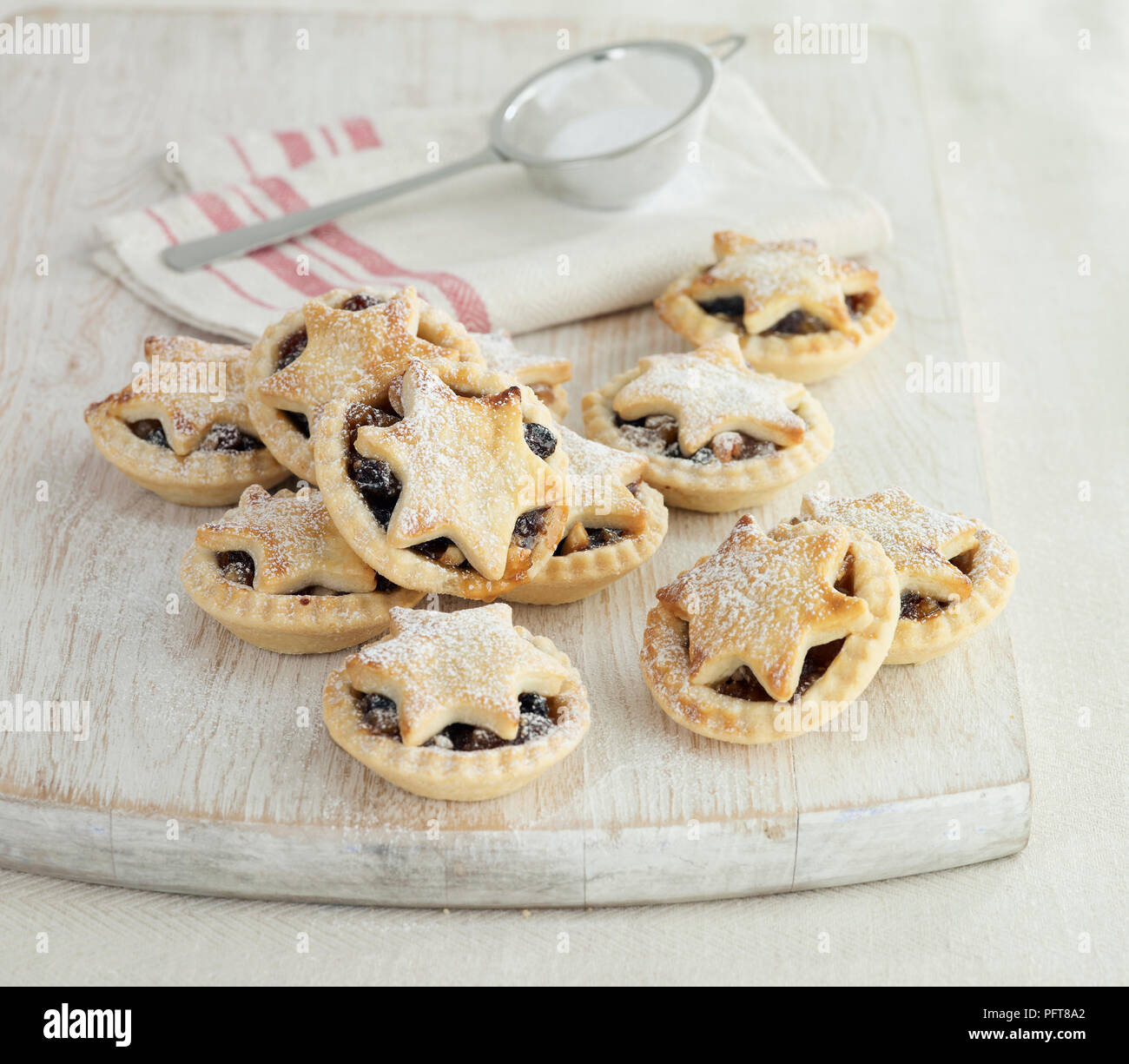 Weihnachten mince pies mit Stars und Puderzucker auf Holz Schneidebrett Stockfoto