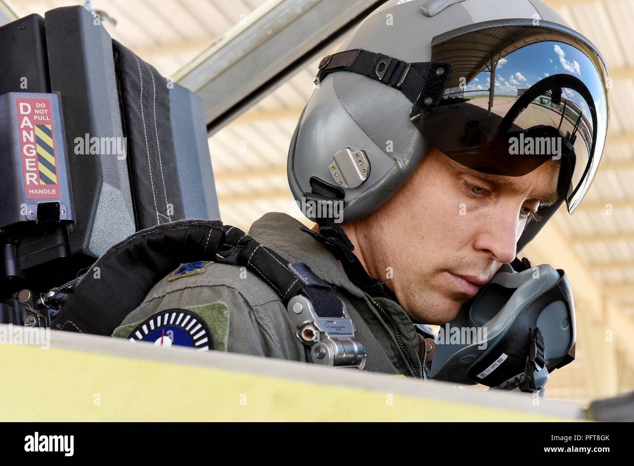 Oberstleutnant Mitchell Cok, 88th Fighter Training Squadron Commander, geht durch einige vor, bevor eine Einführung in die Fighter Grundlagen sortie bei Sheppard Air Force Base, Texas, 22. Mai 2018. Cok war als Beruf von Waffen Center of Excellence Führung Impact Award vor kurzem für seine Initiative zu inspirieren, militärische und zivile Flieger im Geschwader motivieren die beste Einführung in die Fighter Grundlagen Kurs in der Bildung und Ausbildung Befehl und anerkannt. Stockfoto