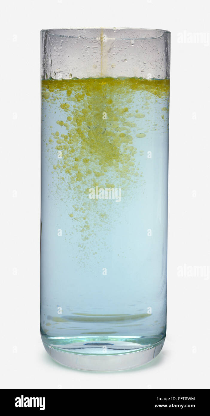 Unlösliche globuli von Olivenöl im Glas Wasser Stockfoto