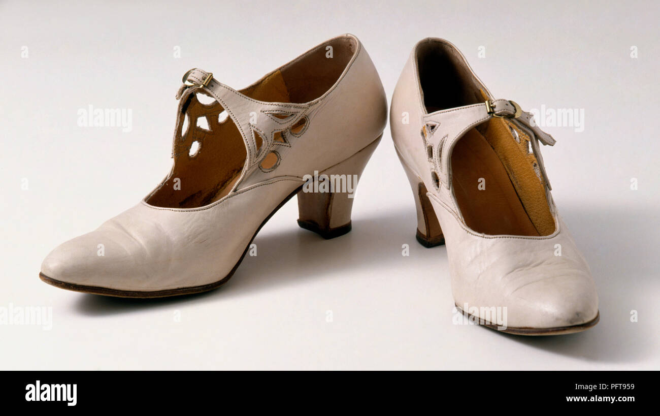 Paar 1920s Damen beige Leder Schuhe mit schnalle riemen und Französischen Heels Stockfoto