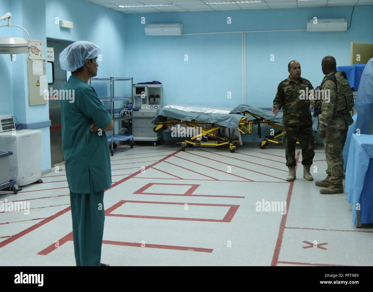 Medizinische Berater der Task Force Südosteuropa zugeordnet begleitet eine  entschlossene Unterstützung Mission Hospital Bewertung Team der  afghanischen nationalen Armee Paktia Regionale Medizinische Klinik an der  203rd Corps "Forward Operating Base ...