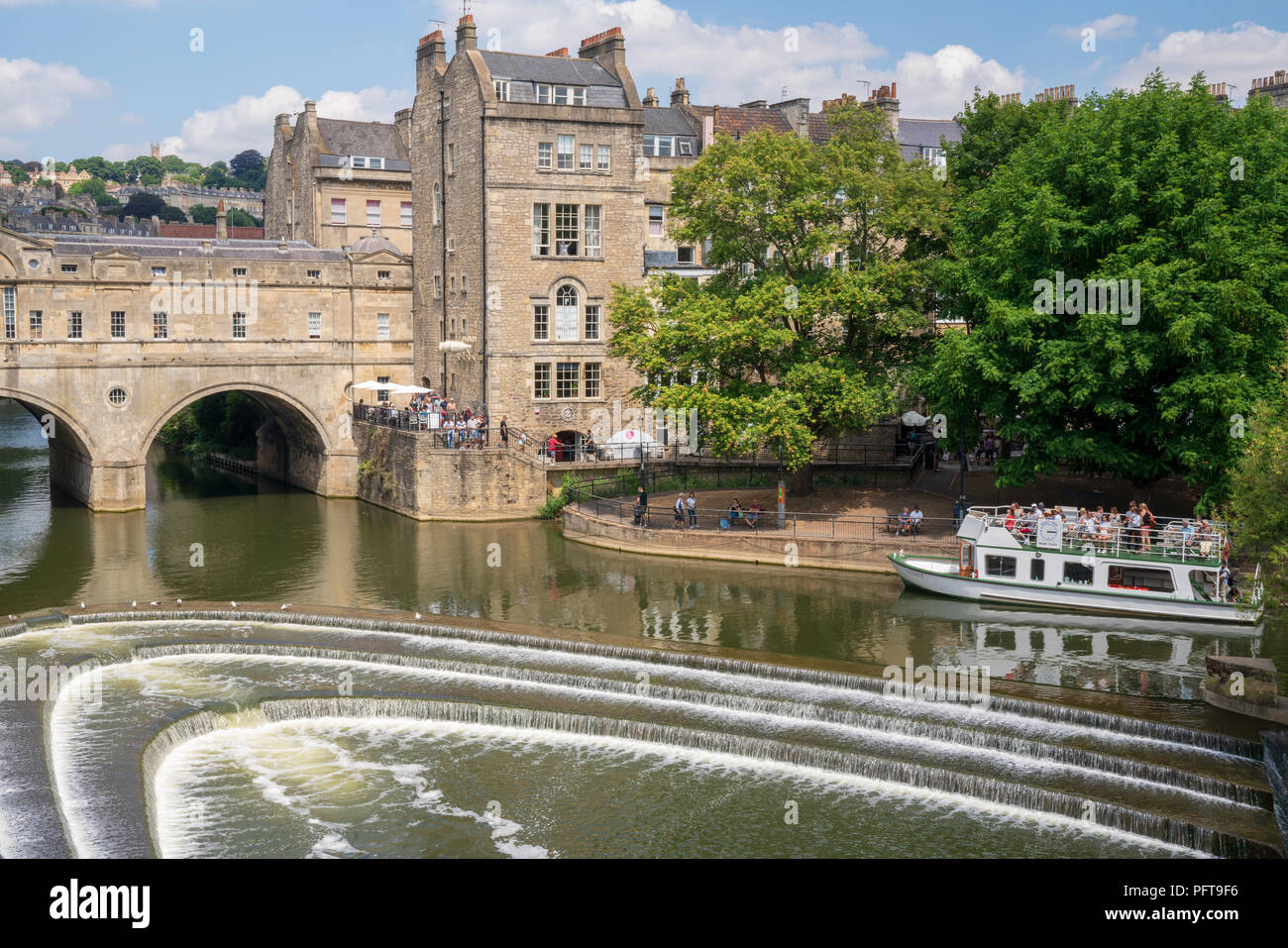 Pulteney Wehr, in der Nähe von Pulteney Bridge, ist ein beliebtes Reiseziel an der Fluss Avon in der Stadt Bath, England. Stockfoto