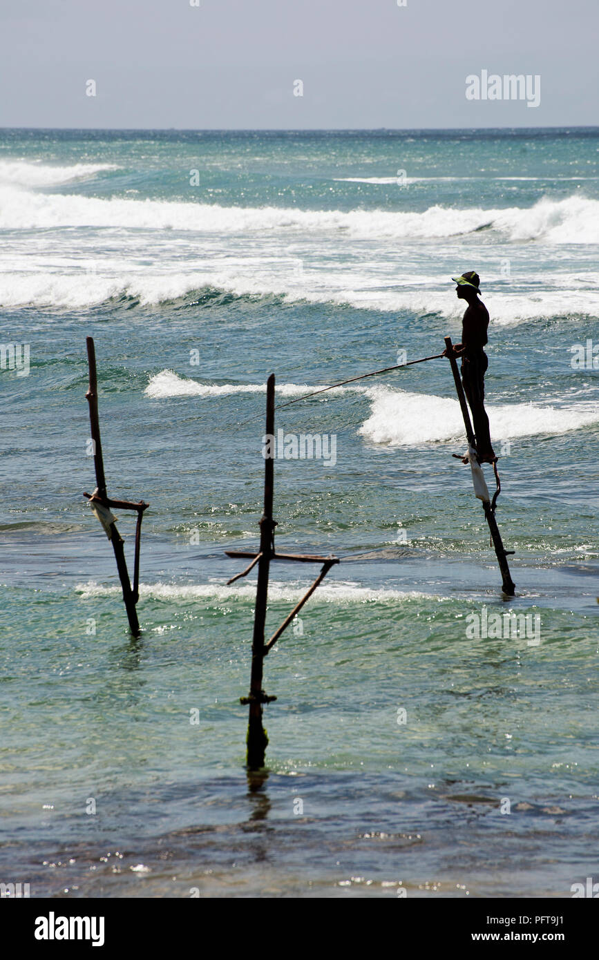 Sri Lanka, Bundesland Kärnten, Midigama, Stelzenläufer angler angeln im Meer Stockfoto