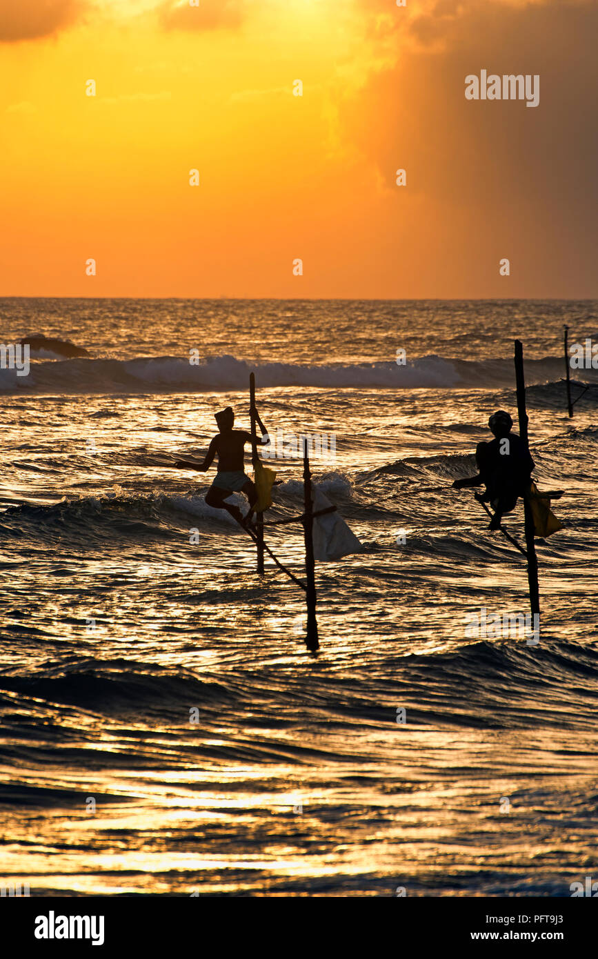 Sri Lanka, Bundesland Kärnten, Midigama, Stelzenläufer Fischer bei Sonnenaufgang Stockfoto