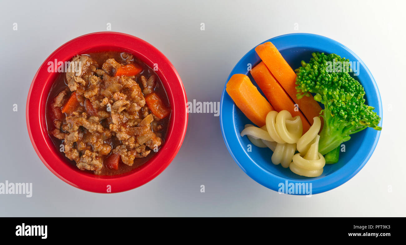 Schale, Ragu, und Schüssel von Gemüse und Pasta, Babynahrung Stockfoto