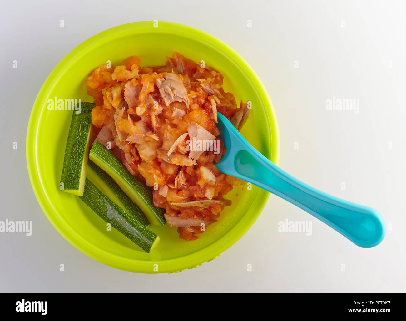 Thunfisch Brei mit Zucchini, Babynahrung Stockfoto