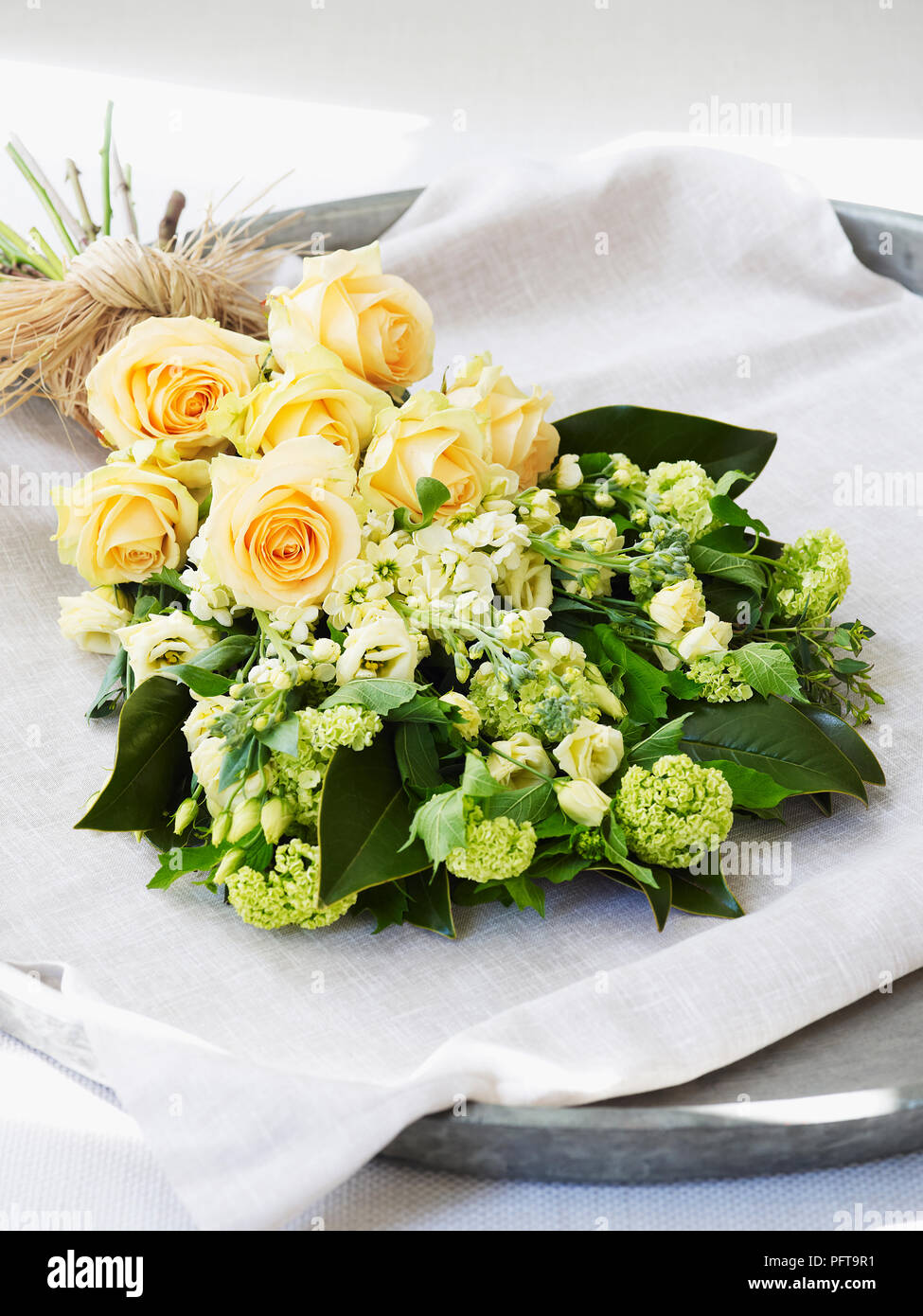 Präsentation Garbe, Lisianthus, Lager, Rose, Gefüllte Schneeball, Magnolia Blattstängel, Eukalyptus parvifolia Stockfoto