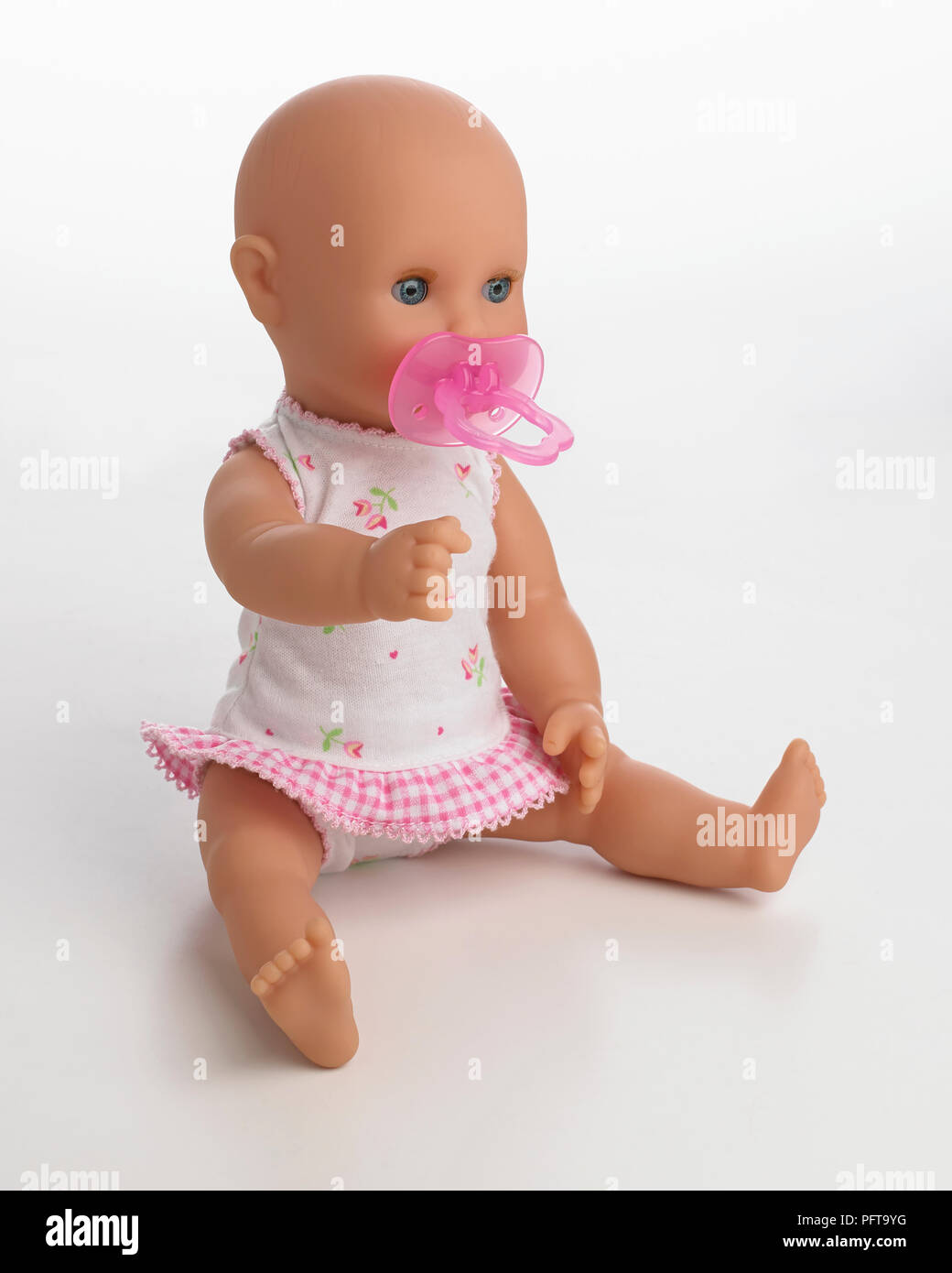 Puppe Baby mit Schnuller im Mund Stockfoto