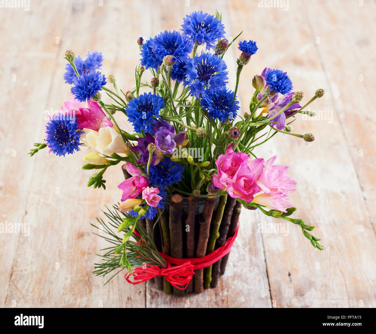 Twig Vase mit frischen Blumen gefüllt Stockfoto