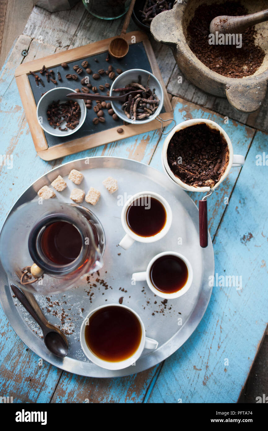 Caffe Touba eine Enklave, Kaffee Entleeren durch einen Stoff, Glas Kanne und 3 Tassen Kaffee, oben anzeigen Stockfoto