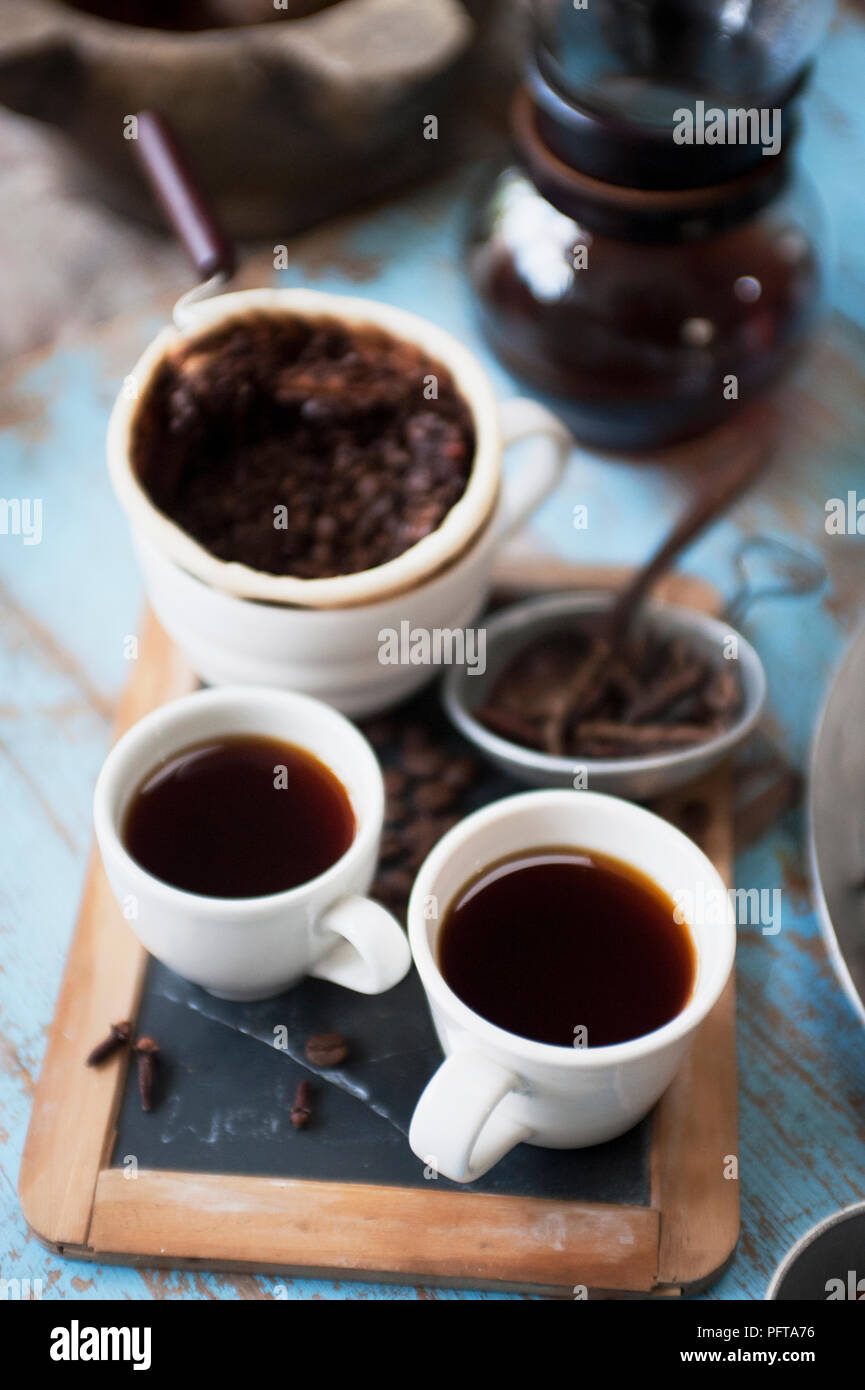 Caffe Touba eine Enklave, Kaffee Entleeren durch ein Tuch und zwei Tassen Kaffee Stockfoto