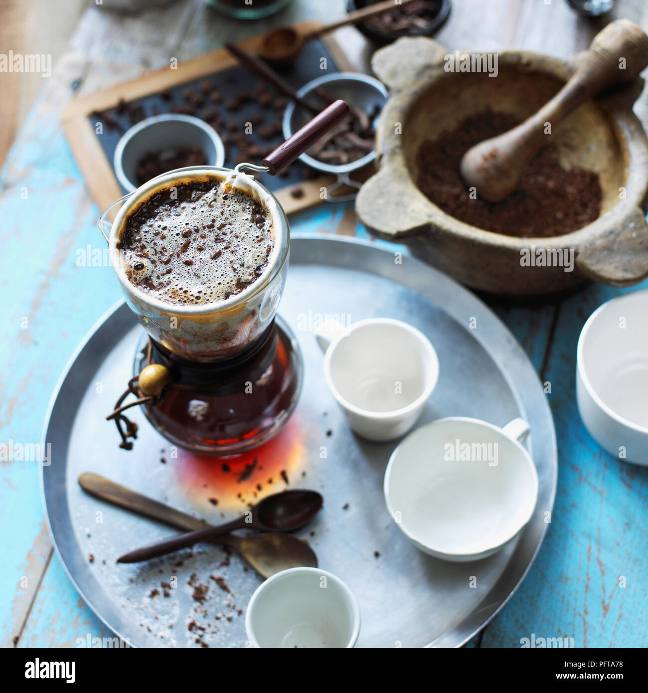 Caffe Touba eine Enklave, Fach mit Kanne und 3 Tassen Kaffee gewürzt Stockfoto