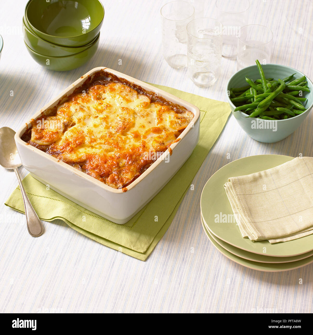 Shepherd's Pie mit seitlichen Portion grüne Bohnen Stockfoto