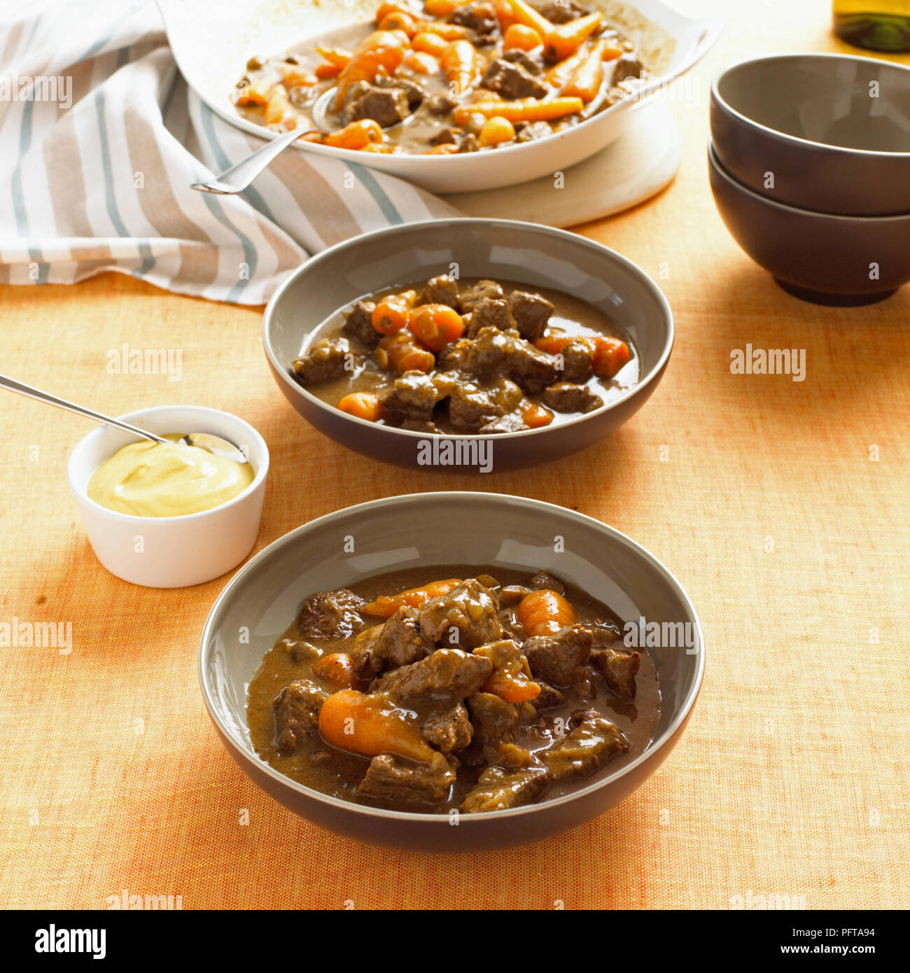 Senf gewürzt Rindfleisch mit Chantenay Karotten Stockfoto