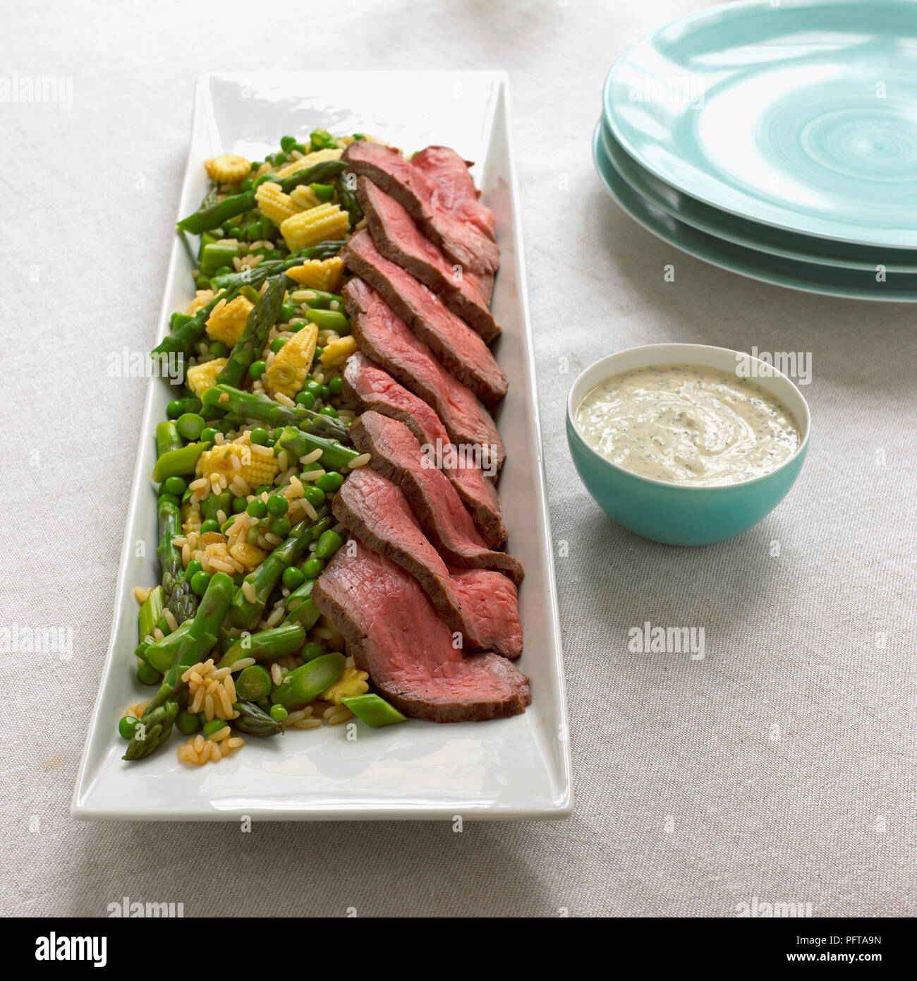 Thai Beef mit Kalk und Chili, am Bett von Gemüse Reis Stockfoto