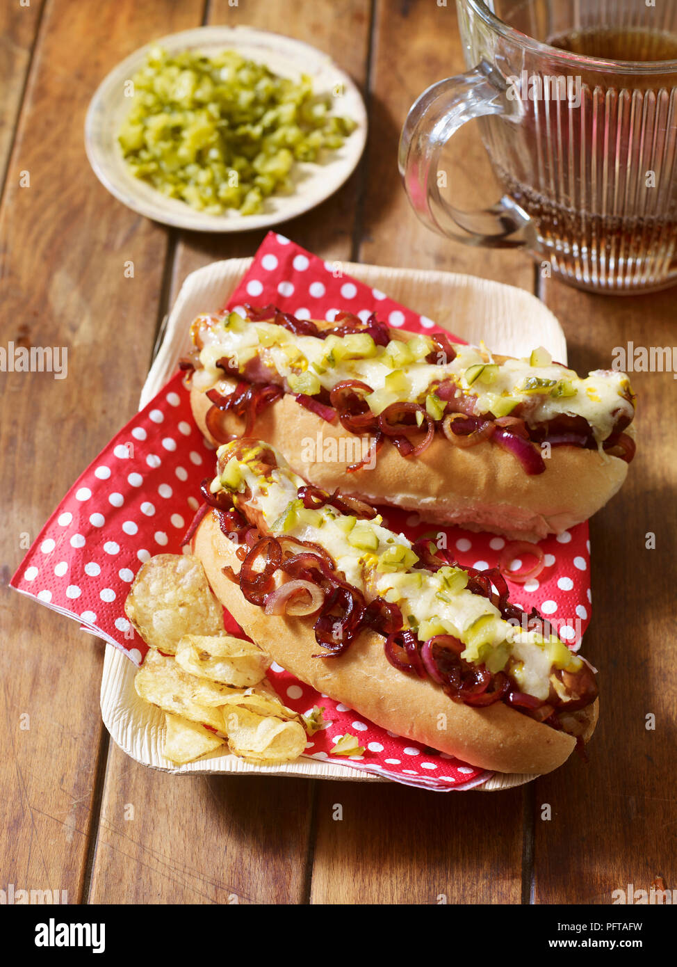 Speck, Zwiebel und Käse Hot Dogs. Stockfoto