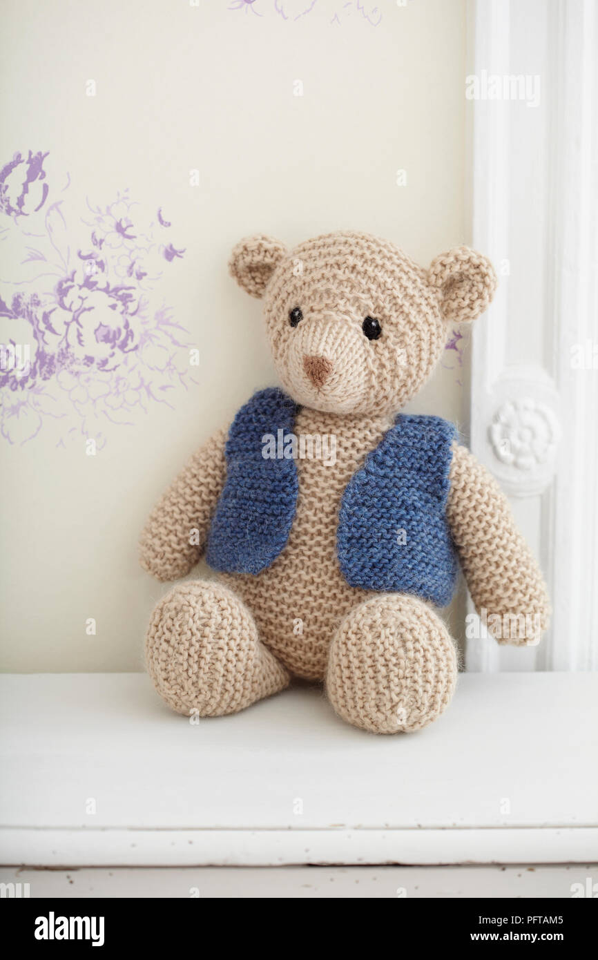Brauner Teddybär mit blauer Weste Stockfoto