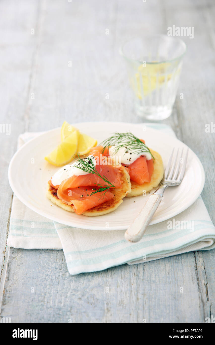 Kartoffelpuffer mit Lachs Stockfoto