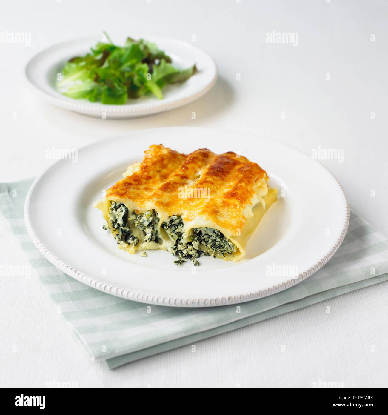 Schinken, Käse und Broccoli Pfannkuchen cannelloni Stockfoto