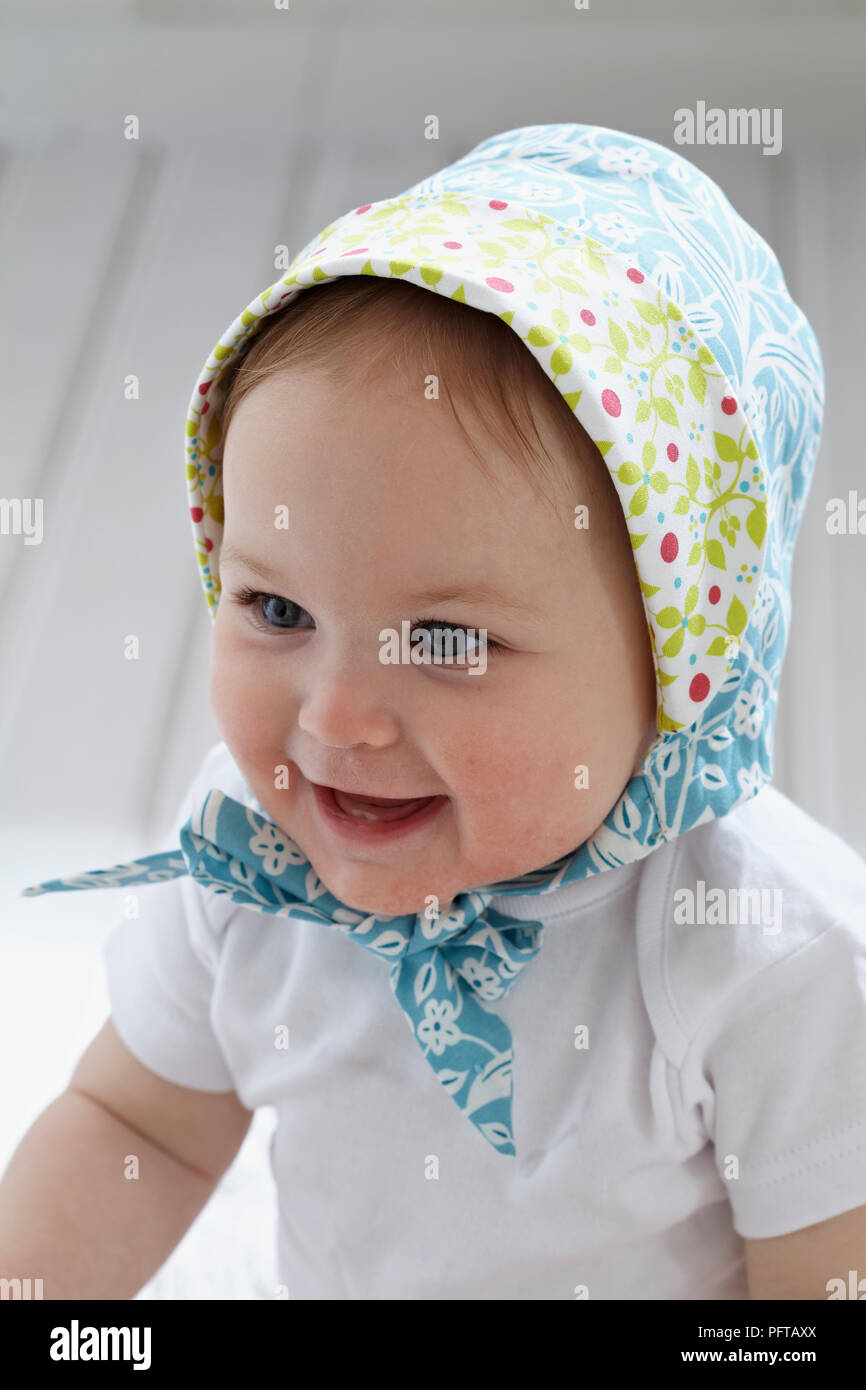 Baby Mädchen mit Haube, 11 Monate Stockfoto Baby Mädchen mit Haube, 11 Monate Stockfoto