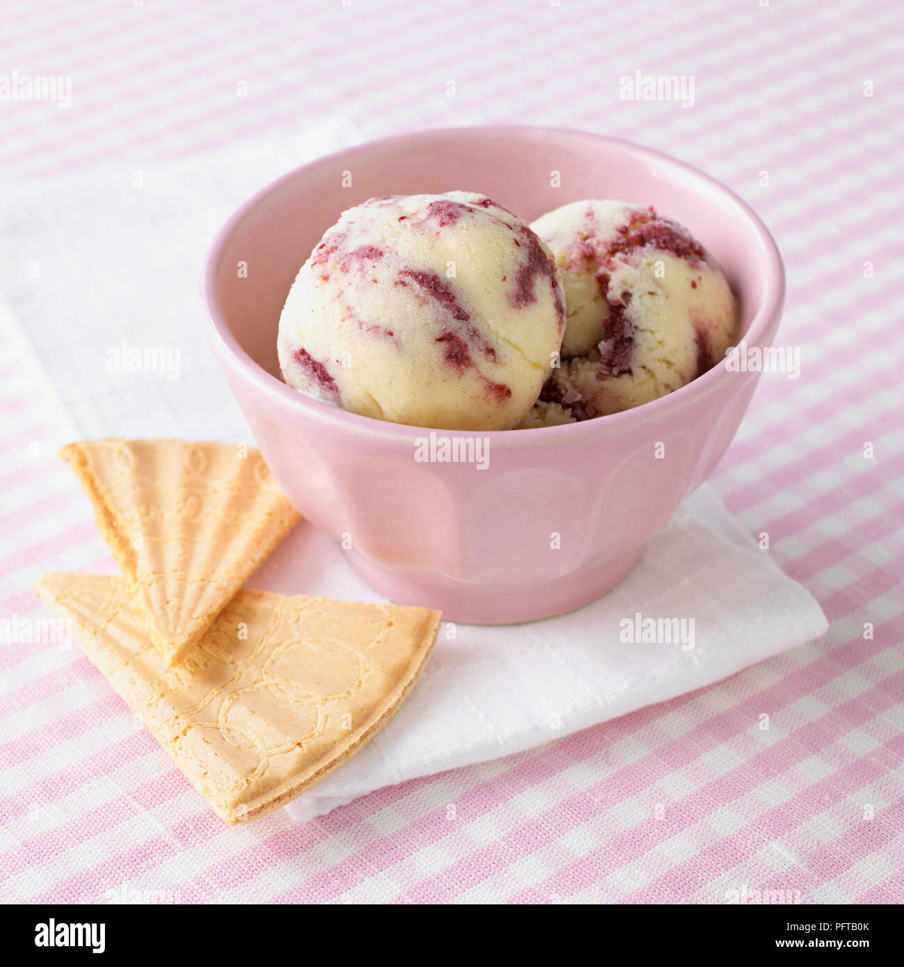 Blueberry welligkeit Eis und Waffeln Stockfoto