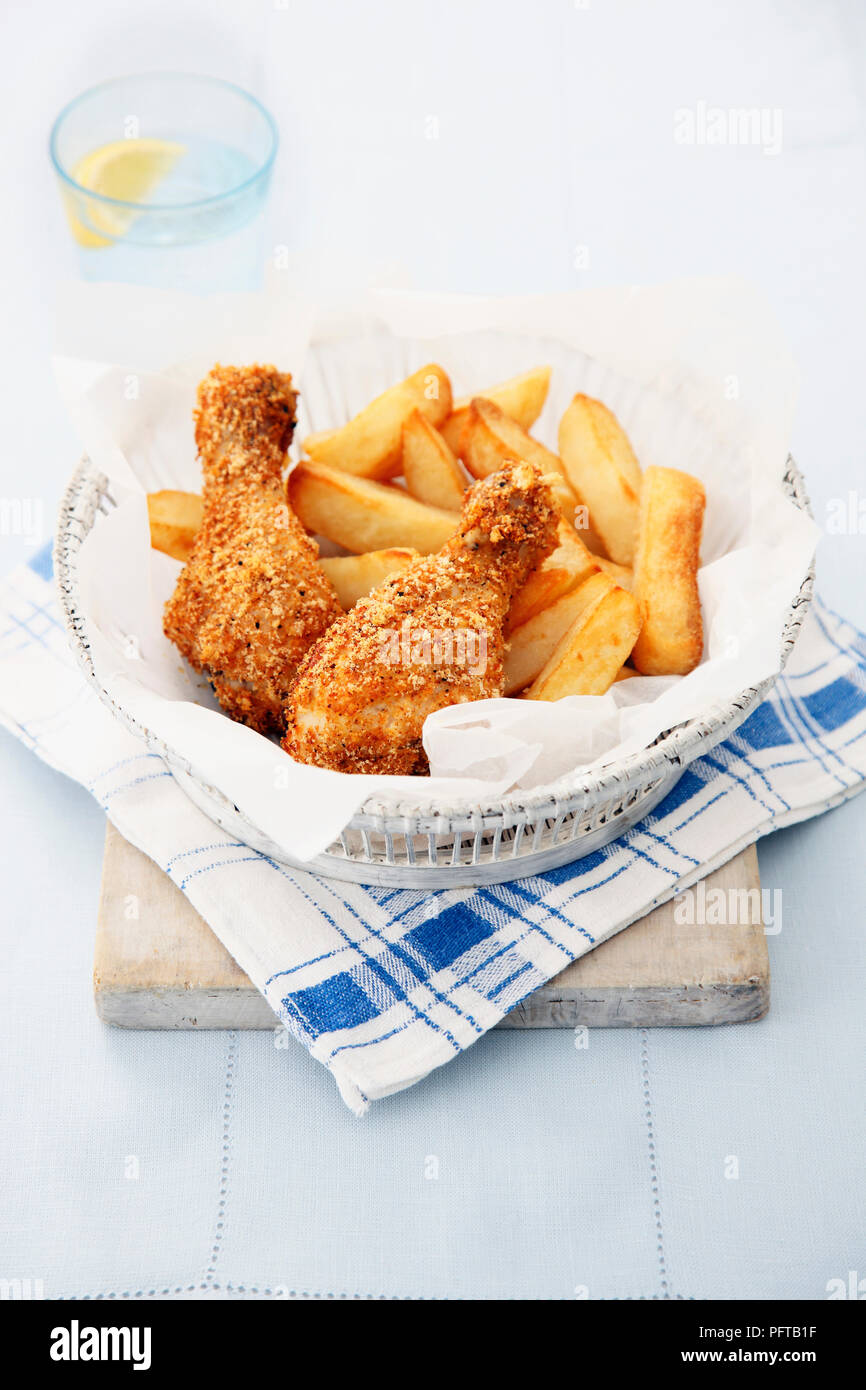 Südliche gebackene Chicken Drumsticks mit Chips Stockfoto