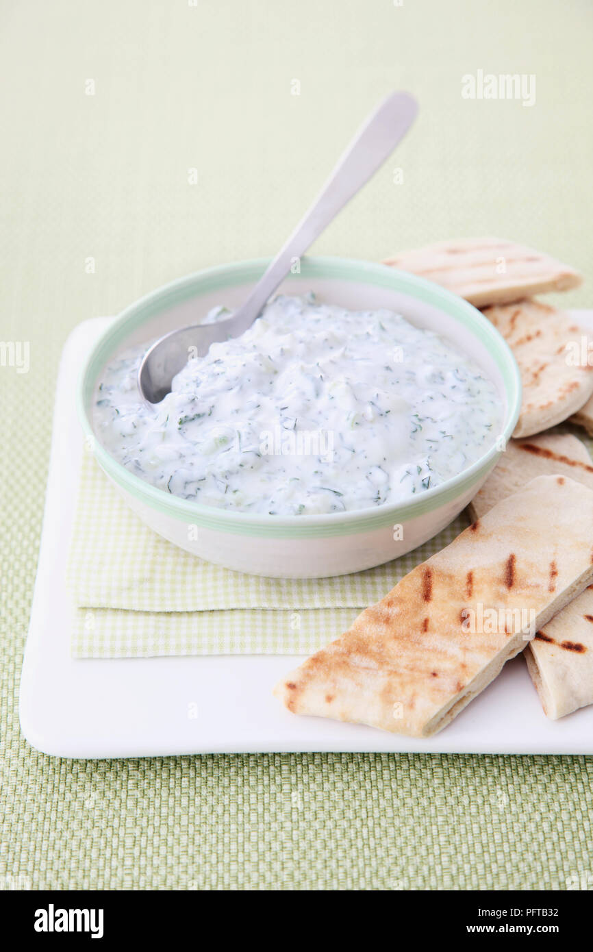 Tzatziki und Pitta Brot Stockfoto