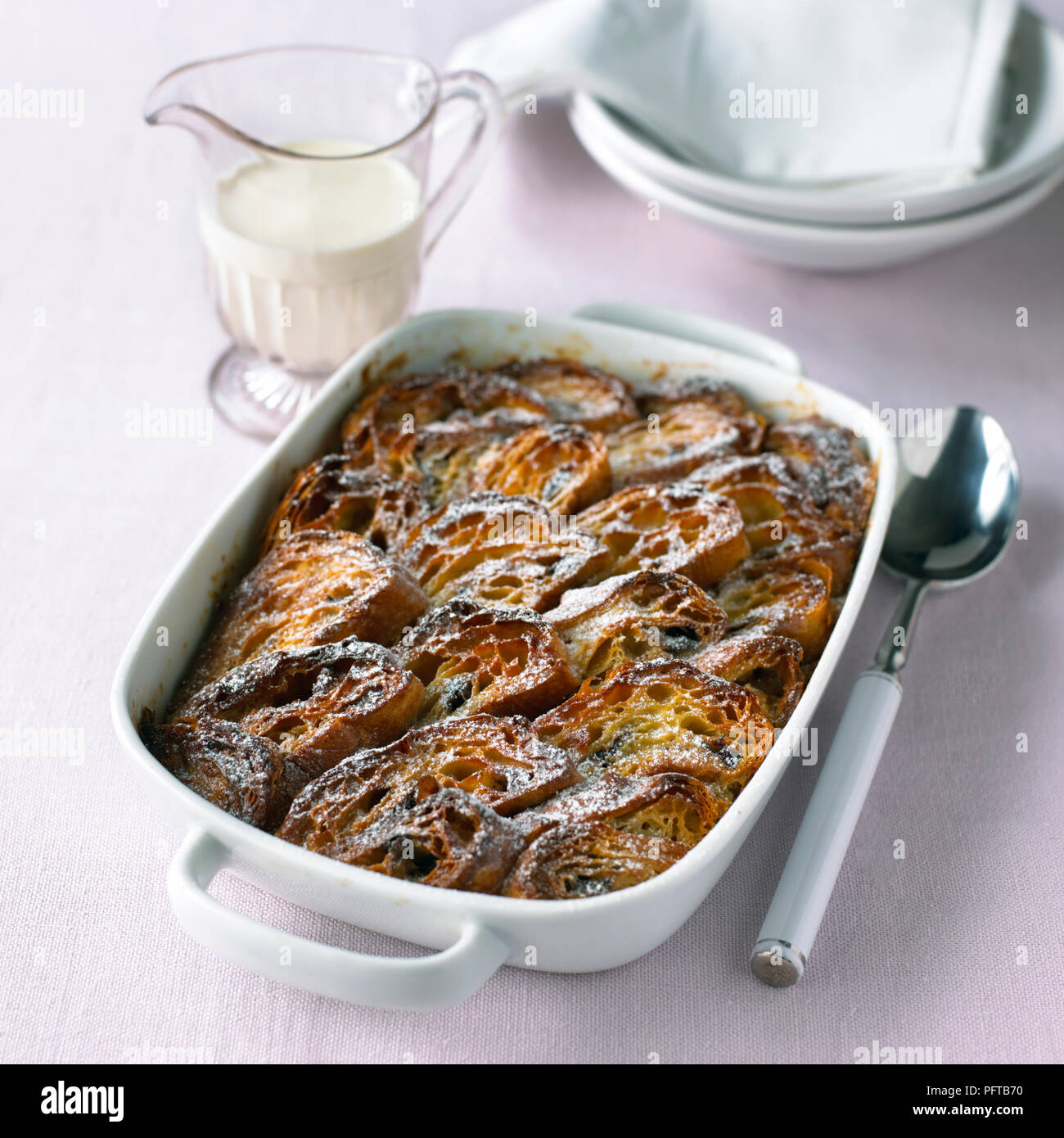 Schokolade croissant Brot- und Butterpudding Stockfoto