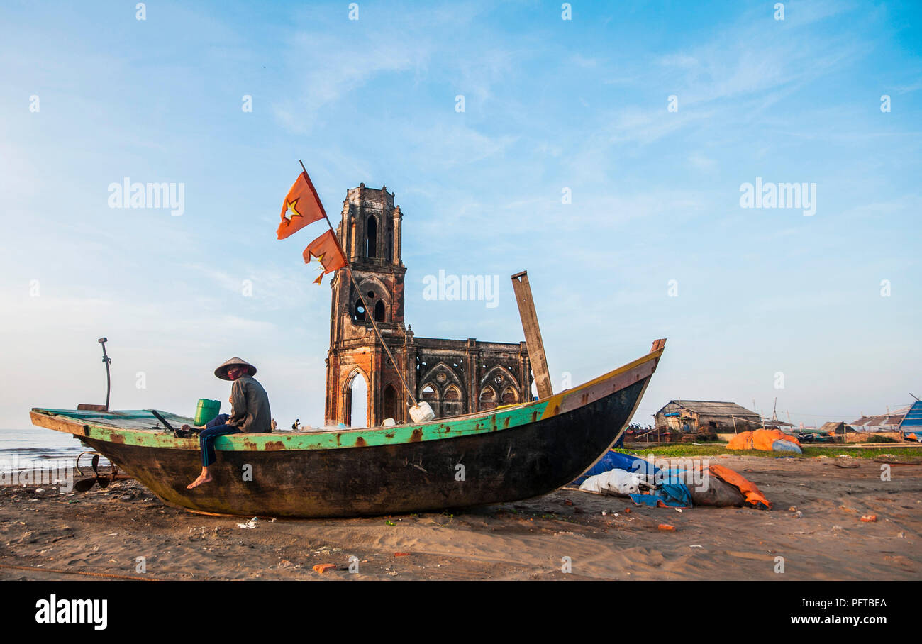 Gebrochene Kathedrale in der Nähe des Strandes in Nam Dinh, Vietnam Stockfoto