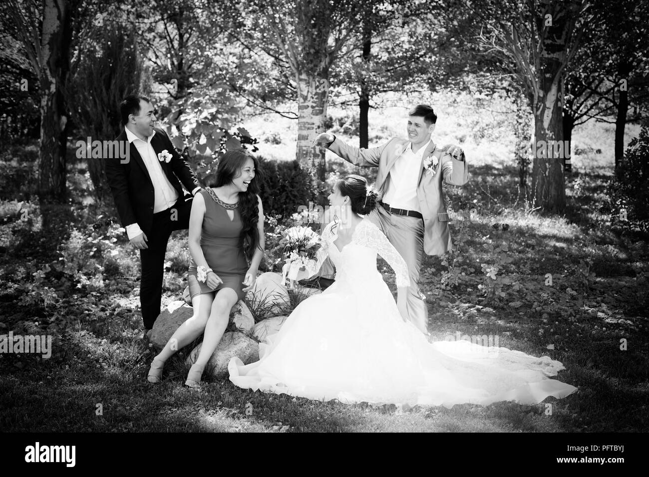 Schöne Hochzeit. Glücklicher Bräutigam und Braut in der Natur Stockfoto
