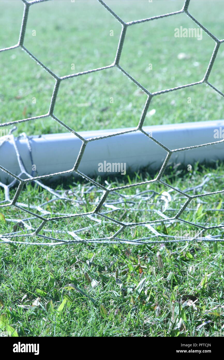 Detail der Fußballtor mit Net ruht auf grünem Gras der Fußballplatz - Hochformat Stockfoto