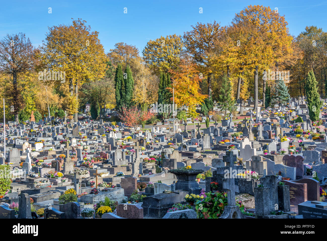 CHAVILLE, Frankreich - 14. NOVEMBER: Französische Friedhof im Herbst, 2 Wochen nach der Feier der Toussaint (Allerheiligen) Stockfoto