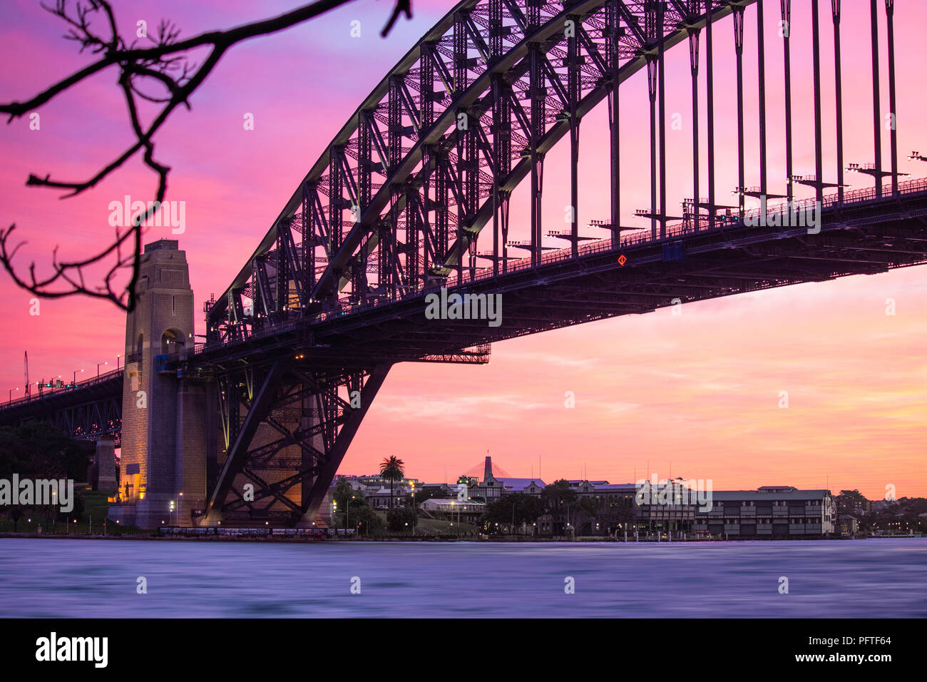 Einen atemberaubenden Sonnenuntergang über die erstaunliche Sydney Harbour Bridge Stockfoto