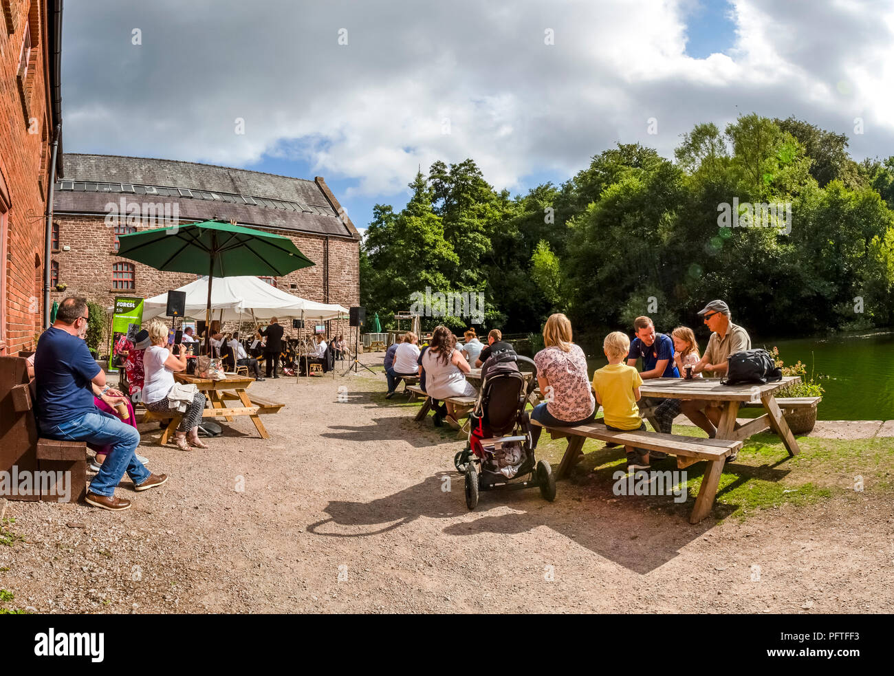 Dean Heritage Center und das Museum im Wald von Dean Hosts eine Blaskapelle Sonntag Nachmittag mit cinderford Band Stockfoto