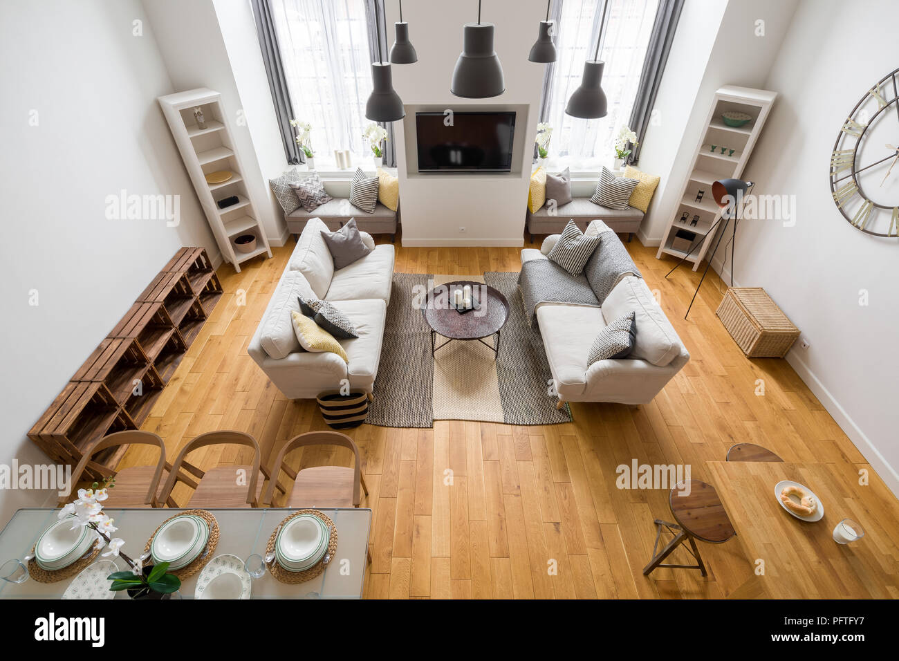 Mountain style Wohnzimmer mit Parkett, zwei Sofas und Esstisch  Stockfotografie - Alamy