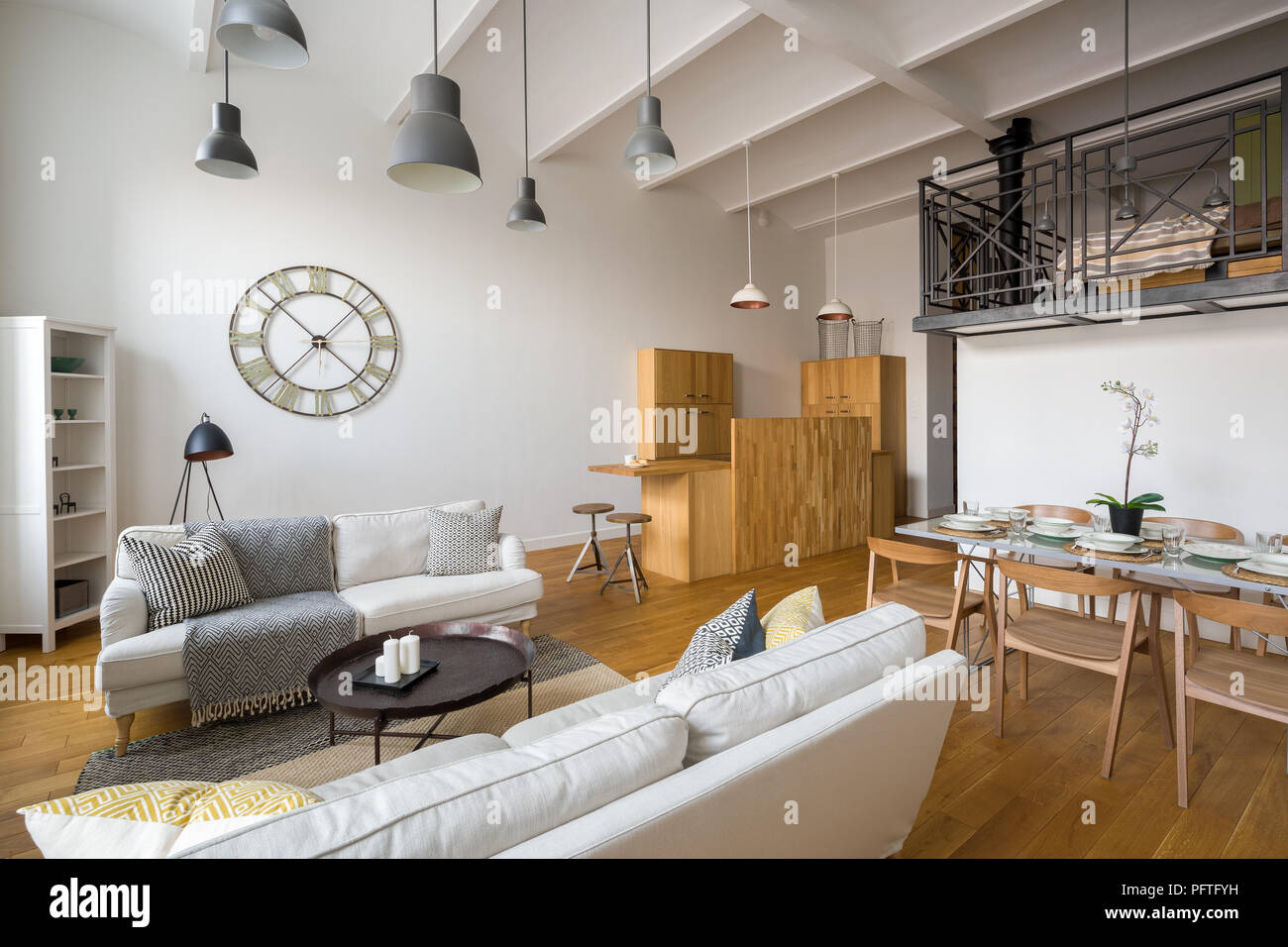 Multifunktionale Home Interior Mit Stilvollen Holzbalken An