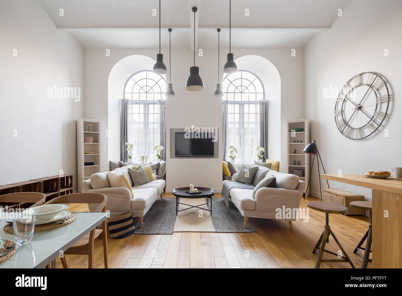 Wohnzimmer Mit Tv Zwei Sofas Und Arch Windows Stockfoto