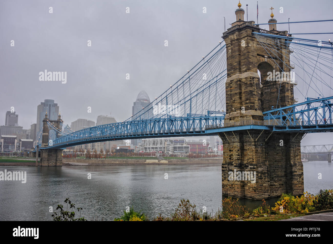 John A. Roebling Suspension Bridge, Cincinnati, Ohio an einem nebligen Tag. Stockfoto